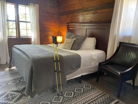 Authentic Log Cabin with Full Kitchen, Fireplace a Cabin in Eureka Springs