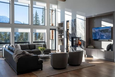TV and multimedia, Living room, Seating area, Mountain view