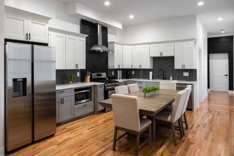 3 Bedroom Condo - Close to Stadiums & Downtown Apartment in Covington