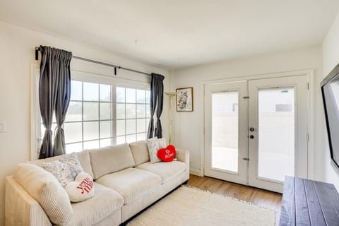 Explore SoCal! Cozy Retreat Near Disney and Beaches Apartment in Fountain Valley