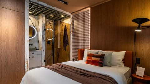 Bed, Bathroom, Photo of the whole room, Bedroom