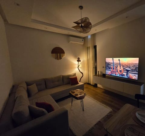 TV and multimedia, Living room, Evening entertainment