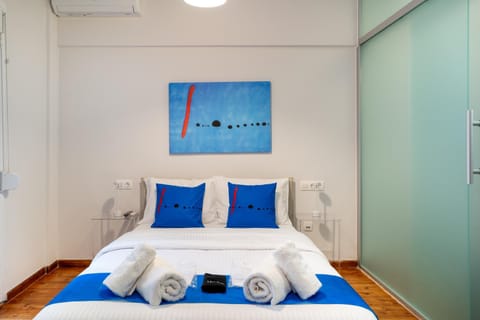 Bed, Bedroom, towels, air conditioner, air conditioner