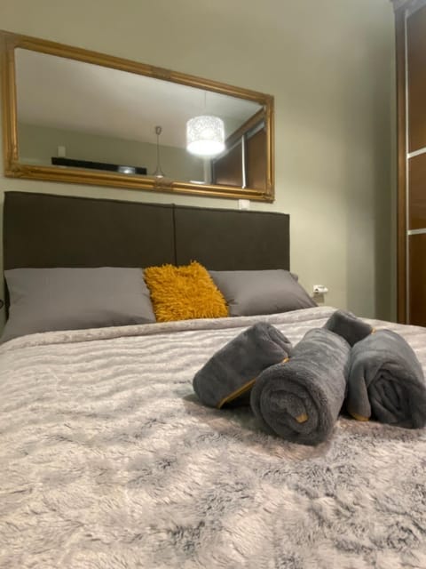 Bed, Bedroom, towels