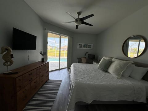 Family Friendly 3BR with Sunset Views Heated Pool Canal Front near Beach House in Rotonda West