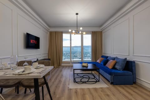 Communal lounge/ TV room, TV and multimedia, Living room, Seating area, Dining area, Evening entertainment