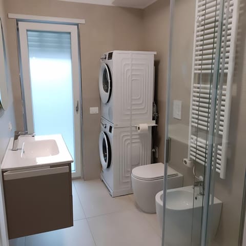 Shower, Toilet, Bathroom, bidet, washing machine, dryer