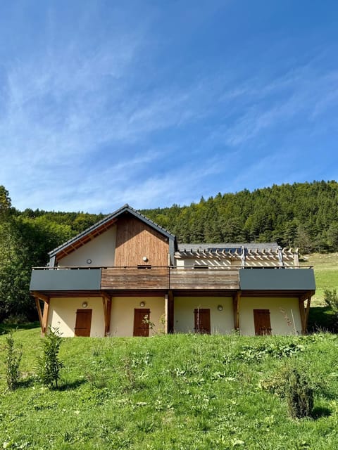 Property building, Day, Natural landscape, Garden, Garden view, Mountain view