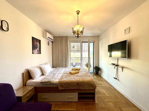 Bed, TV and multimedia, Photo of the whole room, Bedroom, towels