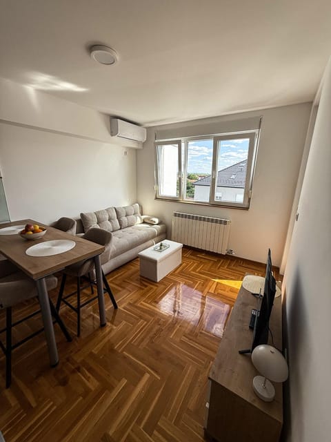 Living room, Photo of the whole room, Seating area, Dining area, Bedroom