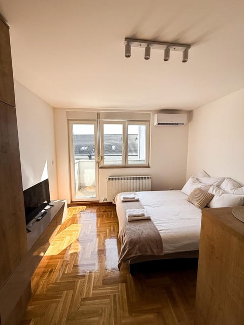 Bed, TV and multimedia, Photo of the whole room, Bedroom, air conditioner