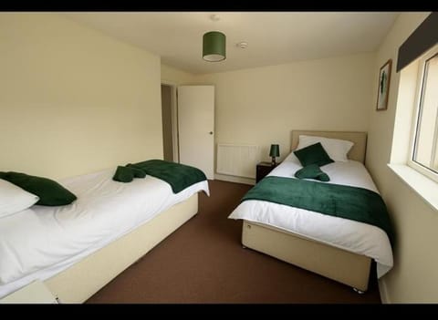 Group & Family Stay central MK Apartment in Milton Keynes