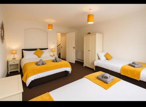 Group & Family Stay central MK Apartment in Milton Keynes