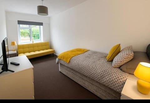 Group & Family Stay central MK Apartment in Milton Keynes