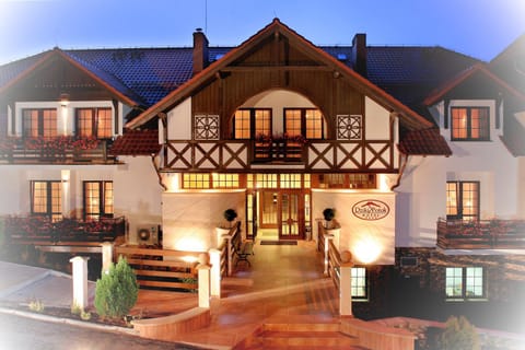 Property building, Restaurant/places to eat, Facade/entrance, Spring, Day, Night, Natural landscape, Mountain view, Mountain view, Swimming pool, Breakfast, Dinner, pet friendly, pet friendly
