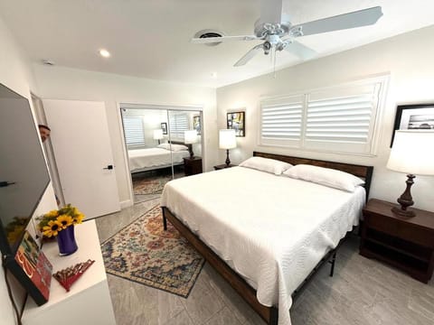 The Pines Hideaway-Your Home Away from Home House in Wilton Manors