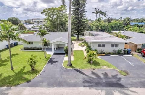 The Pines Hideaway-Your Home Away from Home House in Wilton Manors