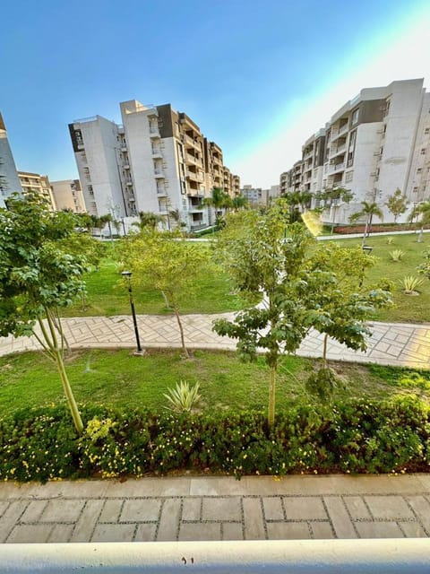 Property building, Spring, Day, Neighbourhood, Natural landscape, Garden, Garden, Balcony/Terrace, City view, Garden view, Street view