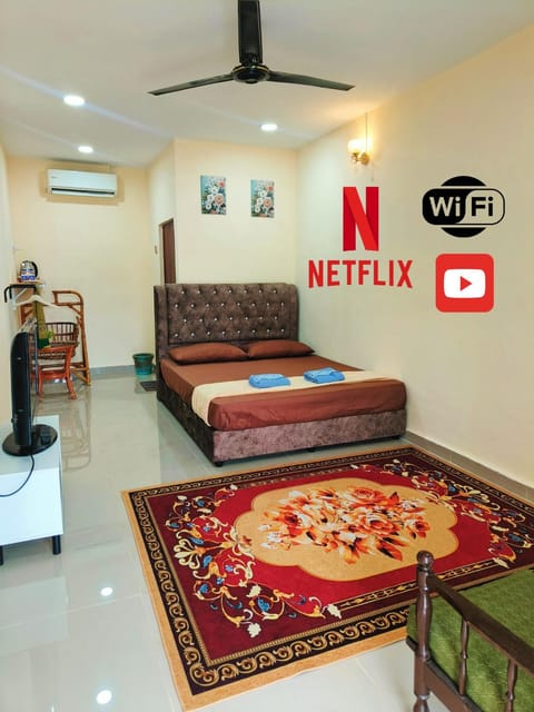 Bed, TV and multimedia, Bedroom, towels