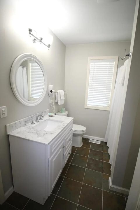 Mountain View Villa on Choice Ave - Steps to Downtown Apartment in Dahlonega