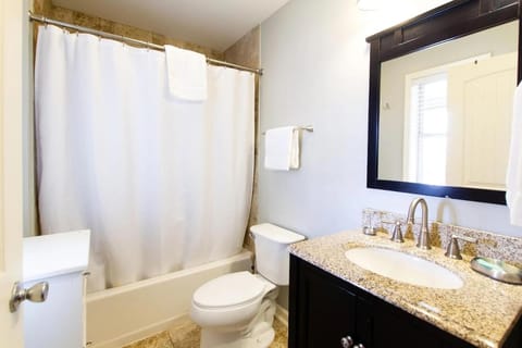 Mountain View Villa on Choice Ave - Steps to Downtown Apartment in Dahlonega