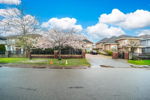 Property building, Neighbourhood, Garden