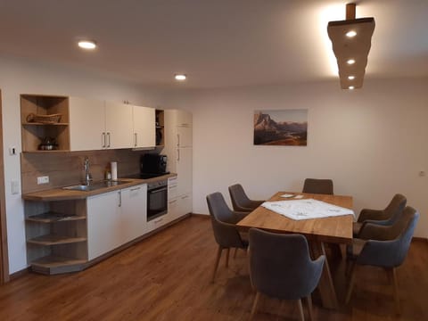 Kitchen or kitchenette, Seating area, Dining area