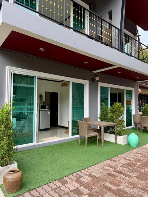 Property building, Day, Balcony/Terrace