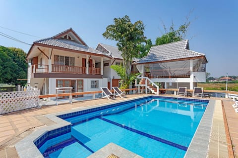 Property building, Patio, Day, Pool view, Swimming pool, sunbed