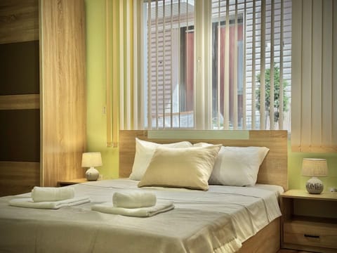 Bed, Photo of the whole room, Bedroom, towels
