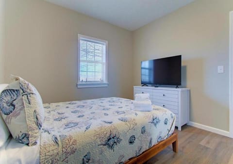 Bed, TV and multimedia, Bedroom