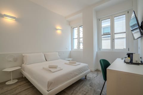 Photo of the whole room, Bedroom, towels