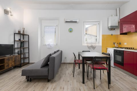TV and multimedia, Kitchen or kitchenette, Living room, Dining area, air conditioner