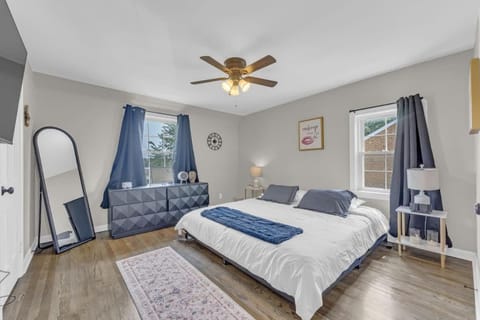 Brooklyn Townhome Updated Kitchen Sleeps 4 House in Brooklyn