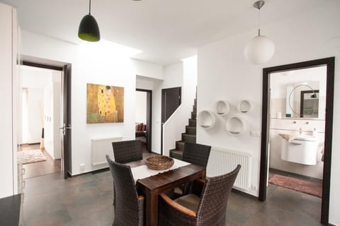 Seating area, Dining area