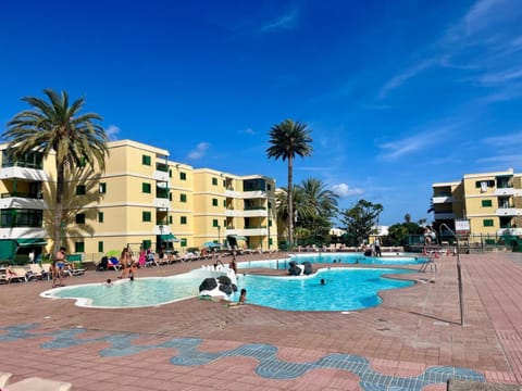 Lounge or bar, Pool view