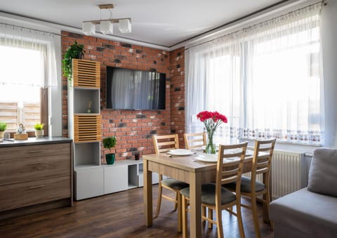 TV and multimedia, Kitchen or kitchenette, Living room, Seating area, Dining area