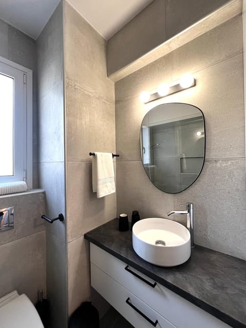 Shower, Toilet, Bathroom, towels