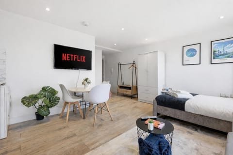 Bed, TV and multimedia, Living room, Photo of the whole room, Seating area, Dining area, Bedroom, towels