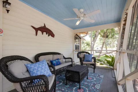 Old Homosassa Living! Seconds to all the action! House in Homosassa