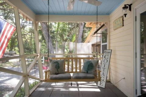 Old Homosassa Living! Seconds to all the action! House in Homosassa