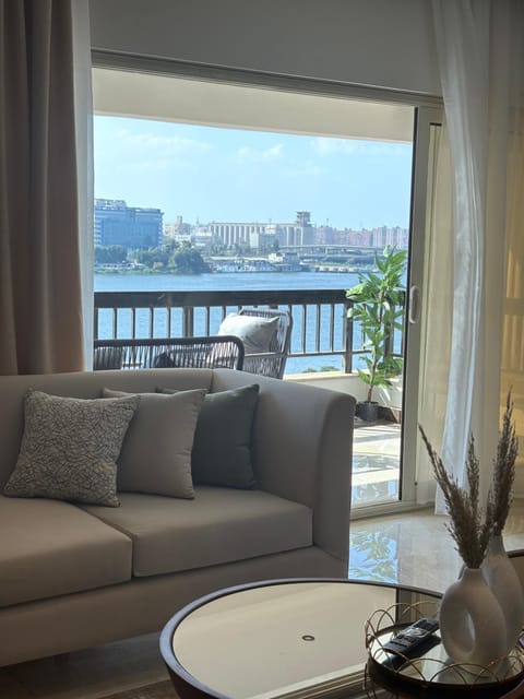 Day, Natural landscape, View (from property/room), Balcony/Terrace, Living room, Seating area, City view, Lake view, River view, Sea view