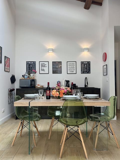 Living room, Food and drinks, Seating area, Dining area, Food