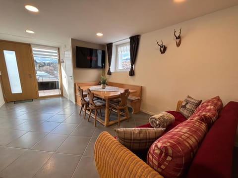 Communal lounge/ TV room, TV and multimedia, Living room, Seating area, Dining area, Evening entertainment