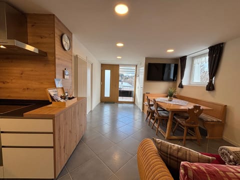 TV and multimedia, Kitchen or kitchenette, Seating area, Dining area, stove