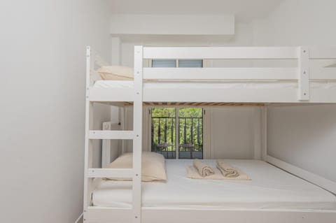 Bed, Photo of the whole room, Bedroom, bunk bed, towels