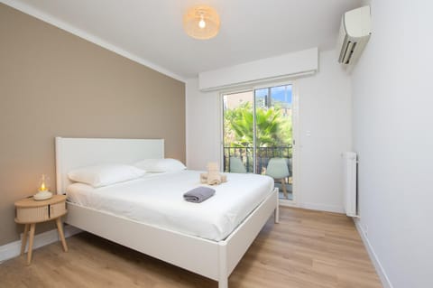 Bed, Balcony/Terrace, Photo of the whole room, Bedroom, towels, air conditioner