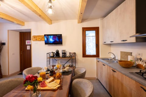 Kitchen or kitchenette, Dining area