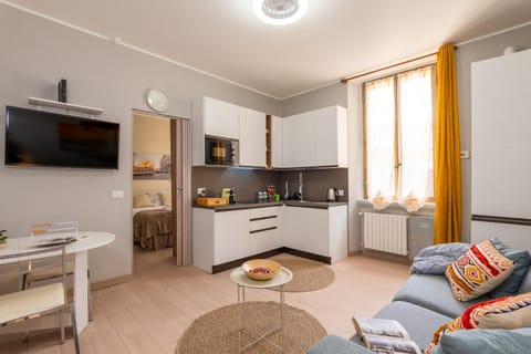 TV and multimedia, Kitchen or kitchenette, Living room, Seating area, Dining area, stove