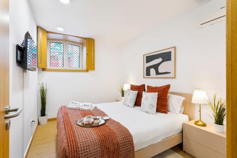 Bed, TV and multimedia, Bedroom, towels, air conditioner